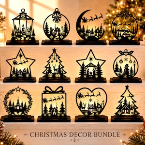 Può includere: Un set di dodici decorazioni natalizie in legno nero tagliato al laser con calda illuminazione interna, raffiguranti sagome di Babbo Natale, renne, alberi e presepi. Il testo CHRISTMAS DECOR BUNDLE è stampato nella parte inferiore.