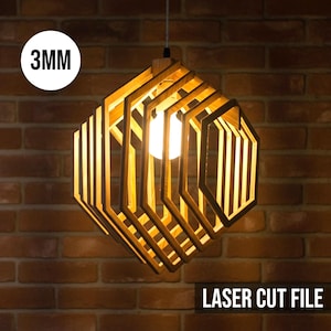 Könnte beinhalten: Geometrische Holz-Pendelleuchte mit warmem Schein. Die Leuchte besteht aus ineinandergreifenden Holzstücken, die ein Wabenmuster bilden. Der Text "3MM" befindet sich in einem weißen Kreis, und "LASER CUT FILE" steht unten.