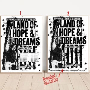 Puede incluir: Cartel de concierto en blanco y negro con Bruce Springsteen y la E Street Band. El cartel incluye el texto "LAND OF HOPE & DREAMS" y "AMERICAN TOUR". La imagen muestra a un músico con una guitarra y un brazo levantado.