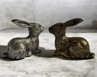 Statuetta di coniglio in metallo realizzata a mano / Decorazione per la casa / Argento anticato e ottone anticato