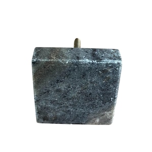 Pode incluir: Uma perna de m&oacute;vel quadrada cinza escuro com uma inser&ccedil;&atilde;o de metal rosqueada. A perna tem uma superf&iacute;cie texturizada e uma forma ligeiramente c&oacute;nica. A inser&ccedil;&atilde;o de metal &eacute; de tamanho padr&atilde;o.