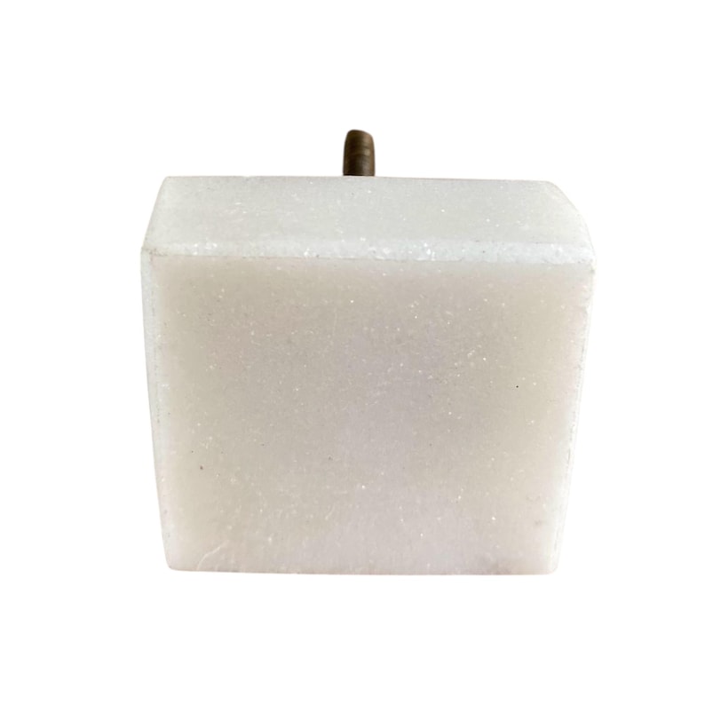 Pode incluir: Uma perna de m&oacute;vel branca e quadrada com uma superf&iacute;cie ligeiramente texturizada. A perna tem um design c&oacute;nico e um pequeno pino de madeira castanha no topo. A perna &eacute; projetada para m&oacute;veis e est&aacute; sobre um fundo branco.