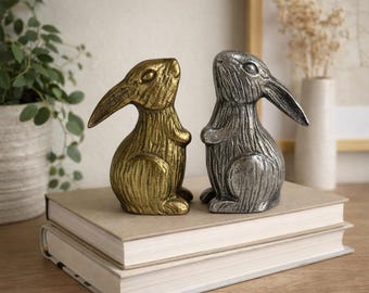 Statuetta di coniglio in metallo realizzata a mano / Decorazione per la casa / Statua di animale in argento anticato e ottone anticato