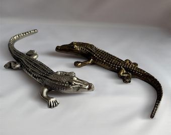 Statuette di alligatore in metallo massiccio