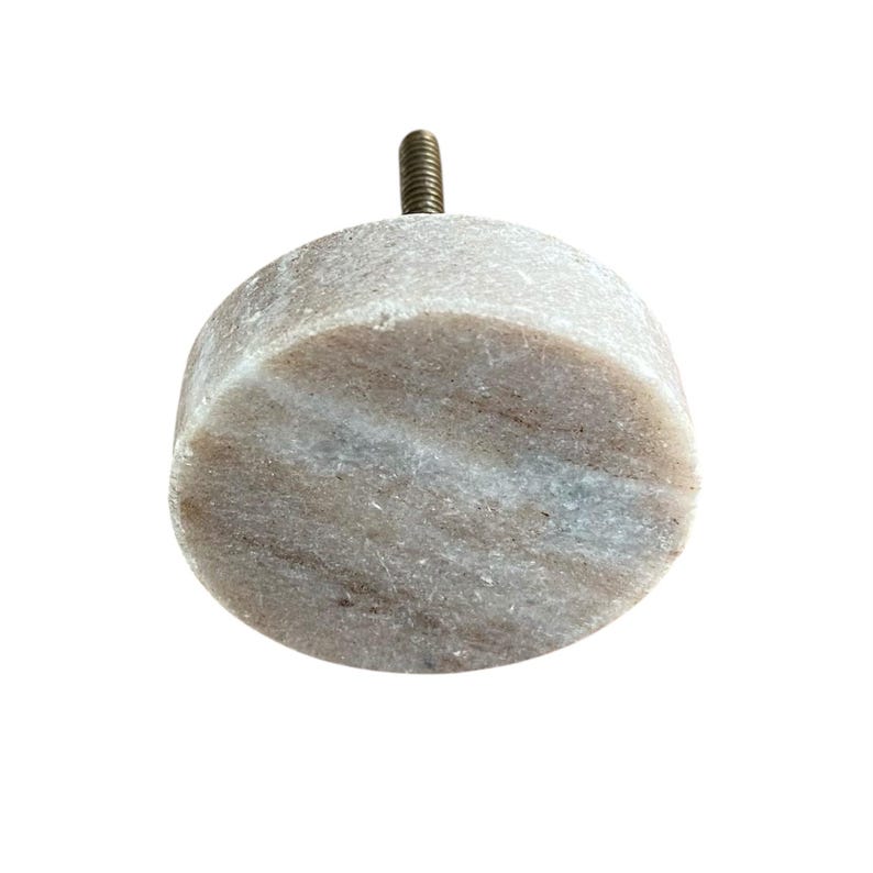 Pode incluir: Puxador de arm&aacute;rio redondo em m&aacute;rmore cinza claro com veios castanhos. Um parafuso de lat&atilde;o est&aacute; preso. Esta pe&ccedil;a de hardware decorativa foi projetada para m&oacute;veis, oferecendo um toque de pedra natural. O puxador tem cerca de 4 cm de di&acirc;metro.