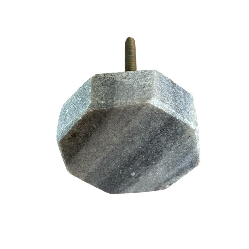 Pode incluir: Um puxador de arm&aacute;rio de m&aacute;rmore cinzento com um design facetado. O puxador tem um parafuso de metal para fixa&ccedil;&atilde;o. A pedra tem um padr&atilde;o natural, com veios. Este hardware decorativo &eacute; adequado para gavetas e arm&aacute;rios.