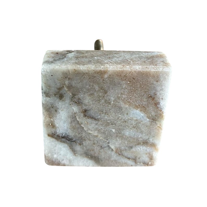 Pode incluir: Um puxador de arm&aacute;rio quadrado em m&aacute;rmore com haste em lat&atilde;o. O puxador apresenta uma mistura de tons cinza, branco e marrom, com acabamento polido. O hardware &eacute; projetado para m&oacute;veis e decora&ccedil;&atilde;o de casa.