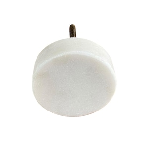 Pode incluir: Um puxador de arm&aacute;rio de m&aacute;rmore branco com um parafuso de lat&atilde;o. O puxador &eacute; redondo e tem uma superf&iacute;cie lisa e polida. O parafuso &eacute; rosqueado e se estende da parte superior do puxador. Este hardware &eacute; adequado para gavetas e arm&aacute;rios.