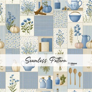 Op de afbeelding: Een naadloos patroon met een patchwork van blauw-witte illustraties, waaronder pompoenen, theepotten, bloemen, boeken, kaneelstokjes en keukengerei. Het ontwerp bevat diverse texturen zoals vichy-ruitjes, strepen en bloemenprints.