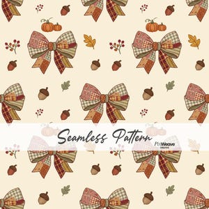 Puede incluir: Un patrón continuo con ilustraciones repetidas de lazos estilo patchwork en tonos otoñales, calabazas naranjas, bellotas marrones, bayas rojas y hojas amarillas sobre fondo crema, con el texto Seamless Pattern PixWeave.