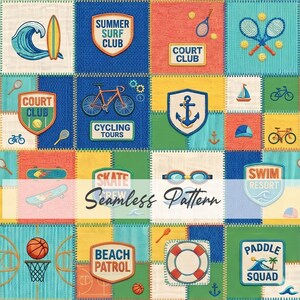 Könnte beinhalten: Ein farbenfrohes Patchwork-Design mit Sport- und Sommerthemen. Zu den Patches gehören ein Surfbrett, Tennisschläger, ein Basketball, ein Fahrrad und der Text "Summer Surf Club" und "Beach Patrol". Die Worte "Seamless Pattern" sind ebenfalls sichtbar.