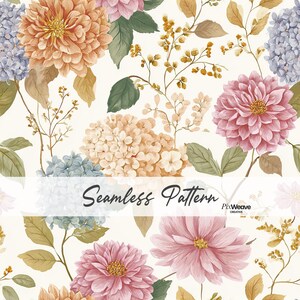 Könnte beinhalten: Ein nahtloses Muster mit einem Blumendesign aus pfirsichfarbenen, rosafarbenen und hellblauen Dahlien- und Hortensienblüten, durchsetzt mit grünen Blättern und dünnen goldenen Stielen auf cremefarbenem Grund. Der Text Seamless Pattern PixWeave ist sichtbar.