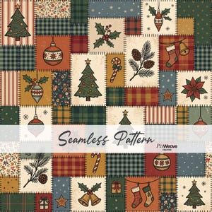 Op de afbeelding: Een stofontwerp in patchworkstijl met een herhalend raster van vierkanten met kerstmotieven, waaronder versierde kerstbomen, ornamenten, hulst, zuurstokken, dennenappels, kerstsokken, klokken en cadeautjes in rood, groen en crèmekleur.