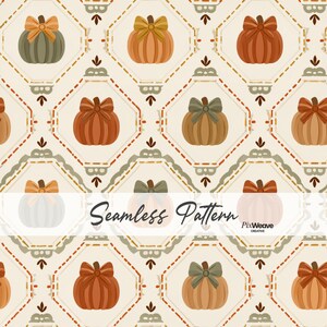 Op de afbeelding: Een naadloos patroon met herhalende ruitvormige kaders op een crèmekleurige achtergrond. Elk kader bevat een gestileerde pompoen met een strik in diverse tinten oranje, groen en bruin. De tekst Seamless Pattern PixWeave Creative staat in het midden.