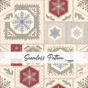 Op de afbeelding: Een naadloos patroon met een patchworkontwerp van crèmekleurige vierkanten met rode en blauwe sneeuwvlokken, groene dennentakken en hulstbladeren. De tekst Seamless Pattern en PixWeave Creative is in het midden afgedrukt.
