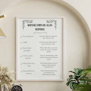 Puede incluir: Un marco blanco con el texto en negro «CUANDO NOS QUEJAMOS, ALLAH RESPONDE». La impresión enumera quejas comunes y versículos del Corán correspondientes. El fondo es de color neutro.