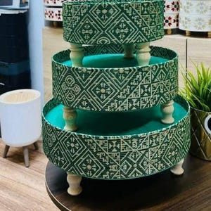 Handgemachter 3-stöckiger geometrischer Muster-Servierständer - Dekorativer Holztablett-Organizer