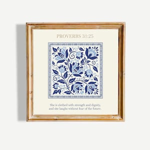 Könnte beinhalten: Gerahmtes Kunstwerk mit einem blauen Blumenmuster auf cremefarbenem Hintergrund. Der Text "PROVERBS 31:25" steht oben, darunter ein Zitat. Der Rahmen ist hellbraun. Das Kunstwerk ist quadratisch.