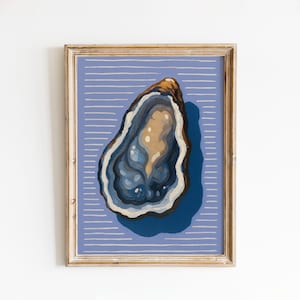 Op de afbeelding: Ingelijste kunstdruk met een gestileerde oesterillustratie. De oester is weergegeven in tinten blauw, beige en bruin, tegen een lichtblauwe achtergrond met witte horizontale lijnen. Het kunstwerk is ingelijst in een goudkleurige houten lijst.