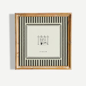 Op de afbeelding: Een rustiek houten bord in het wit met de tekst "Welcome" in een handgeschreven stijl. Het bord heeft een verweerde afwerking en een decoratief bloemmotief. Ideaal voor een voordeur of entree.