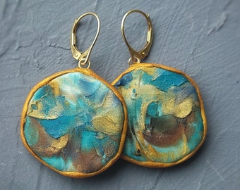 Pendientes azules y dorados - Pendientes verde azulado, marrón y dorado - Pendientes coloridos - Pendientes de arcilla polimérica - Pendientes de declaración - Joyería de arte