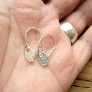 Pequeños pendientes de plata, delicados pendientes de gota de plata de ley martillados, regalo de Navidad ideal o relleno de medias para ella, regalo para mamá imagen 5