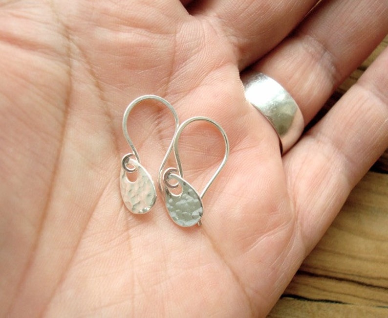 Pequeños pendientes de plata, delicados pendientes de gota de plata de ley martillados, regalo de Navidad ideal o relleno de medias para ella, regalo para mamá imagen 5