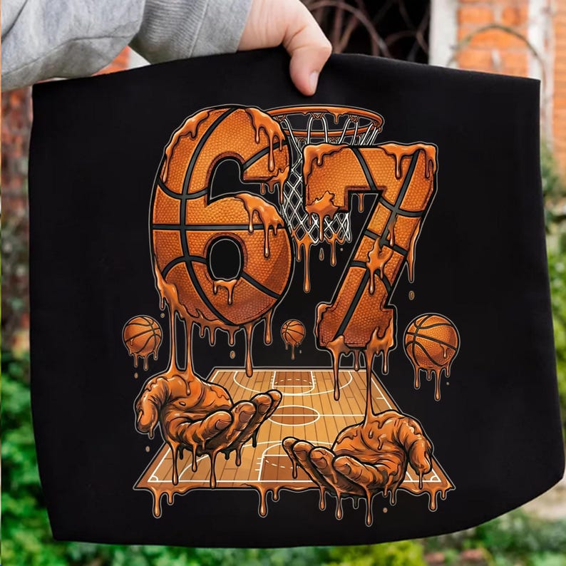 Op de afbeelding: Zwarte afbeelding met de cijfers 67, basketballen, een basketbalring en een basketbalveldontwerp. De cijfers en basketballen hebben een druipend, gesmolten effect. Twee handen houden het basketbalveld vast.