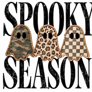 Peut inclure: Un design graphique avec le texte SPOOKY SEASON en lettres noires usées. Trois silhouettes de fantômes sont placées au centre, chacune avec des yeux ovales noirs et une bordure cousue beige. Les fantômes présentent des motifs camouflage, léopard et damier.