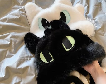 Gorro de franela de dragón blanco y negro • Gorro de peluche peludo de anime para cosplay