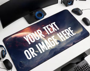 Könnte beinhalten: Rechteckiges Mauspad mit Weltraum-Design, das einen Nebel und Planeten zeigt. Der Text "YOUR TEXT OR IMAGE HERE" ist weiß dargestellt. Computerzubehör umgibt das Pad.