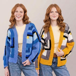 Könnte beinhalten: Zwei offene Strickjacken mit geometrischen Mustern. Eine ist blau mit schwarzen Akzenten, die andere grau, gelb und weiß. Beide haben einen V-Ausschnitt und werden über einem gelben Oberteil und einer blauen Jeans getragen. Die Strickjacken haben eine lockere Passform und lange Ärmel.