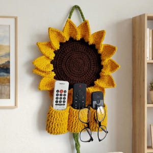 Könnte beinhalten: Handgefertigtes Holzschild mit dem handgeschriebenen Wort "Welcome". Das weiß lackierte Schild hat einen Used-Look und ein florales Design. Geeignet zum Aufhängen an Wand oder Tür.