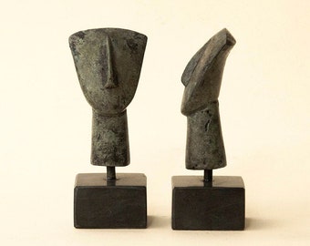 Griechische Kykladen-Figur mit Kopf, Bronze, kleine Statue, minimalistische abstrakte Metallkunstskulptur, Museumsreplik, antikes Griechenland, Kykladenkunst