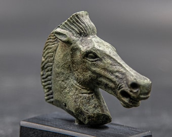 古代ギリシャの馬の頭の小さなブロンズ像、パルテノン神殿アテネアクロ