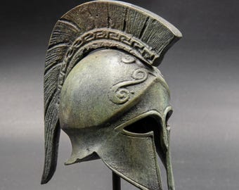 古代ギリシャのスパルタ戦士のヘルメット、蛇行紋付きヘルメット