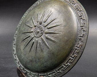 ギリシャの鍵とヴェルギナの星をあしらった青銅の盾、アレクサンダー大王のシンボル、古代ギリシャ博物館のレプリカ金属彫刻