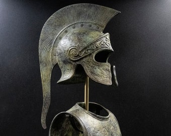 スパルタ戦士の青銅の鎧、彫刻された鎧、古代ギリシャ博物館の スパルタ戦士の青銅の鎧、彫刻された鎧、古代ギリシャ博物館の