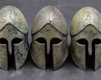 古代ギリシャの青銅の盾、ギリシャの鍵とオリーブの花輪をあしらった