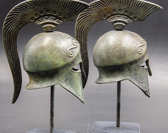 古代ギリシャの青銅の盾、ギリシャの鍵とオリーブの花輪をあしらった