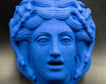 メデューサと蛇の青いマスク、古代ギリシャ神話の怪物ゴルゴンメデューサの頭、壁アート装飾、博物館レプリカ
