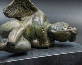 愛と魅力の神エロスのブロンズ像、古代ギリシャの眠れるキューピッド博物館レプリカ彫刻、ギリシャ神話の室内装飾