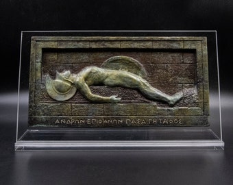 古代ギリシャの兵士のレリーフ彫刻の額、ヘルメットと盾を持つ兵士、装飾的なギリシャ美術、ギリシャの無名戦士の墓