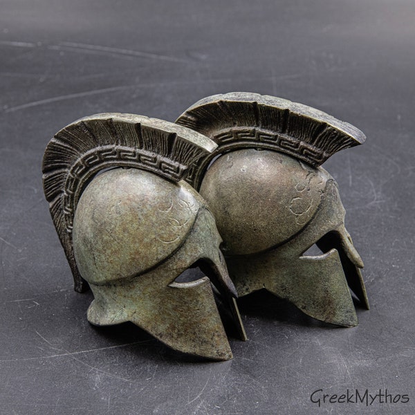 Mini casque en bronze de la Grèce antique avec écusson à clé grecque, réplique du musée du casque corinthien-spartiate, sculpture art déco, cadeau tendance pour lui