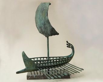 Barco griego antiguo con remos y vela, escultura de bronce de un barco de guerra, embarcación de la antigua Grecia, escultura artística, decoración de arte marino