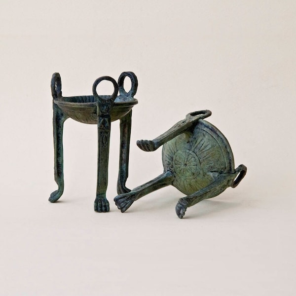 Vase en bronze, mini bol trépied sculpture grecque, sculpture en métal porte-bougie chauffe-plat, réplique du musée du trépied sanctuaire de la Grèce antique, art déco