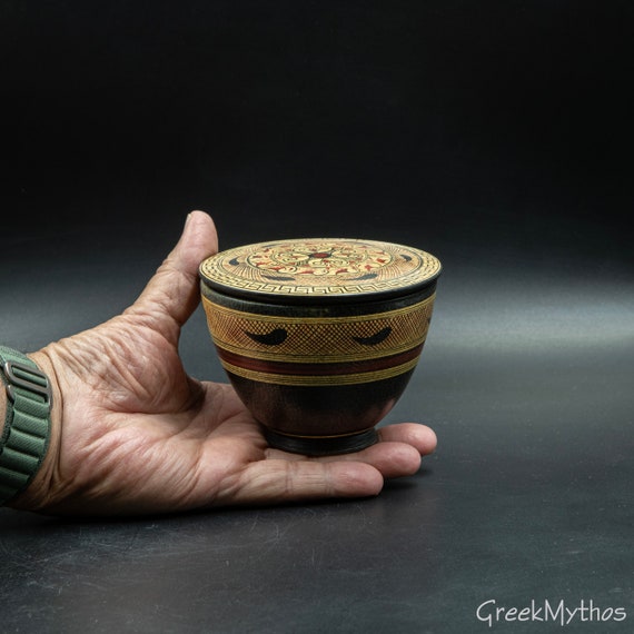 手描きの蓋付き花瓶、幾何学模様の装飾が施された古代ギリシャの
