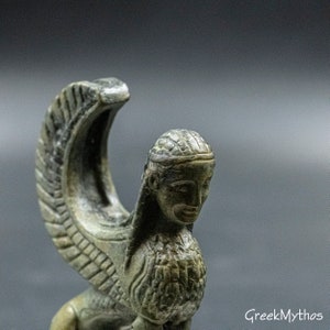 Pequeña estatua de bronce de esfinge, criatura mítica griega antigua, monstruos de la mitología griega, réplica de museo, escultura de metal, decoración del hogar imagen 6