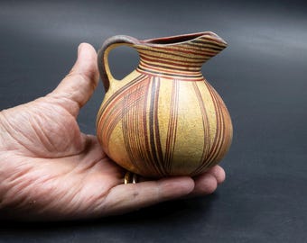 古代ギリシャの原幾何学様式のテラコッタ壺、手描きのギリシャの花瓶