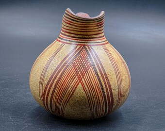 古代ギリシャの原幾何学様式のテラコッタ壺、手描きのギリシャの花瓶